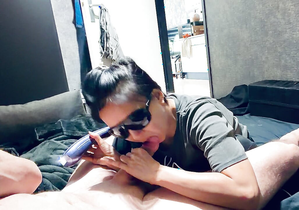 그녀는 내 머리를 레이저로 계획한 다음 나를 놀라게했다.
