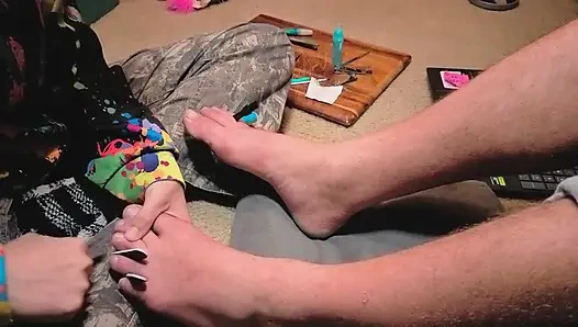 Melody efendisine pedikür yapıyor