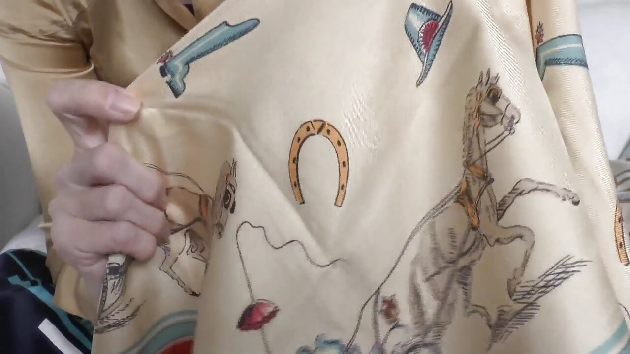 на шовковому шарфі мачухи, леді Вікторія Валенте