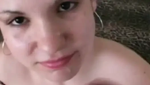 Cewek seksi rambut cokelat lagi asik memeknya sampai porosnya menganga lebar