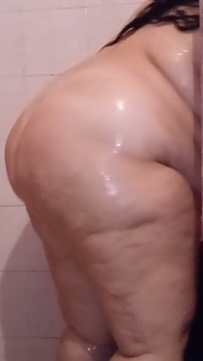 Gostosa gordinha tomando banho | Clip 1