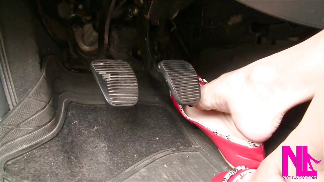 Barefeet pedal seksi memompa di flat scarlet buckled
