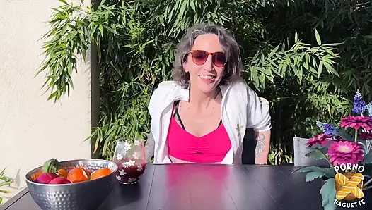 Lena, hübsche brünette, wird von zwei schwänze gefickt