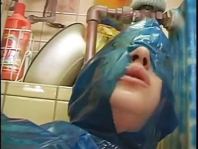 Κορίτσι με Latex απολαμβάνει αναλ στο μπάνιο
