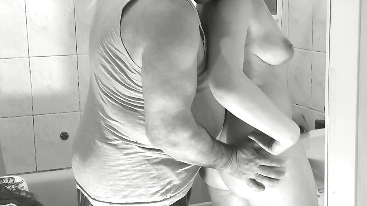 Bugil di rumah. Tetangga dewasa mencukur di kamar mandi sementara gadis perawan telanjang mandi. Tua muda. Tante seksi dengan toket besar alami