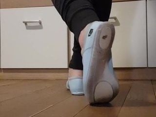 Fetish memakai sepatu flat sandal senam kulit biru