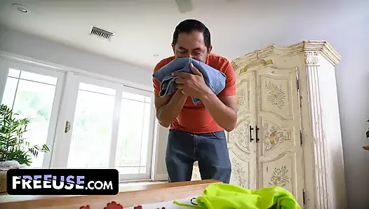 Juan si tetangga yang beruntung mergoki summer col yang hot lagi berjemur dan ngusap minyak ke sekujur tubuhnya