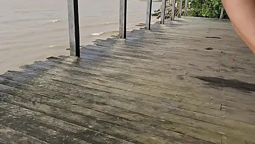 Spazieren Sie am flussufer