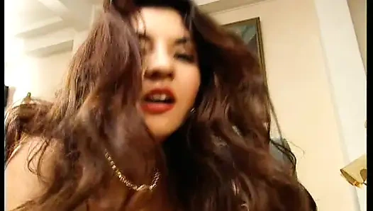 Omg! Lateksli Büyük Memeli Esmer Kanepede Iki Adam Tarafından Sikiliyor