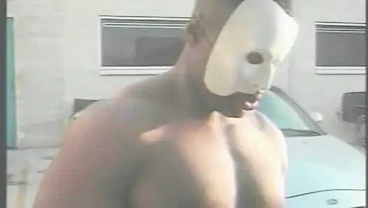 Cewek semok kulit hitam dengan masker superhero putih ini dientot habis-habisan di lapangan parkir