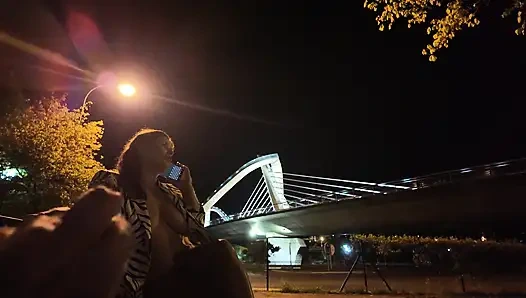 Bir teşhirci o noktada bir fahişeye geldi. Onunla ne yapacağını bilmiyor.