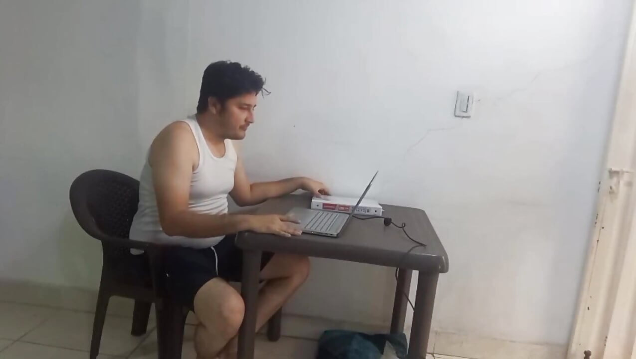Latina matură suge pula și primește multă spermă în gură