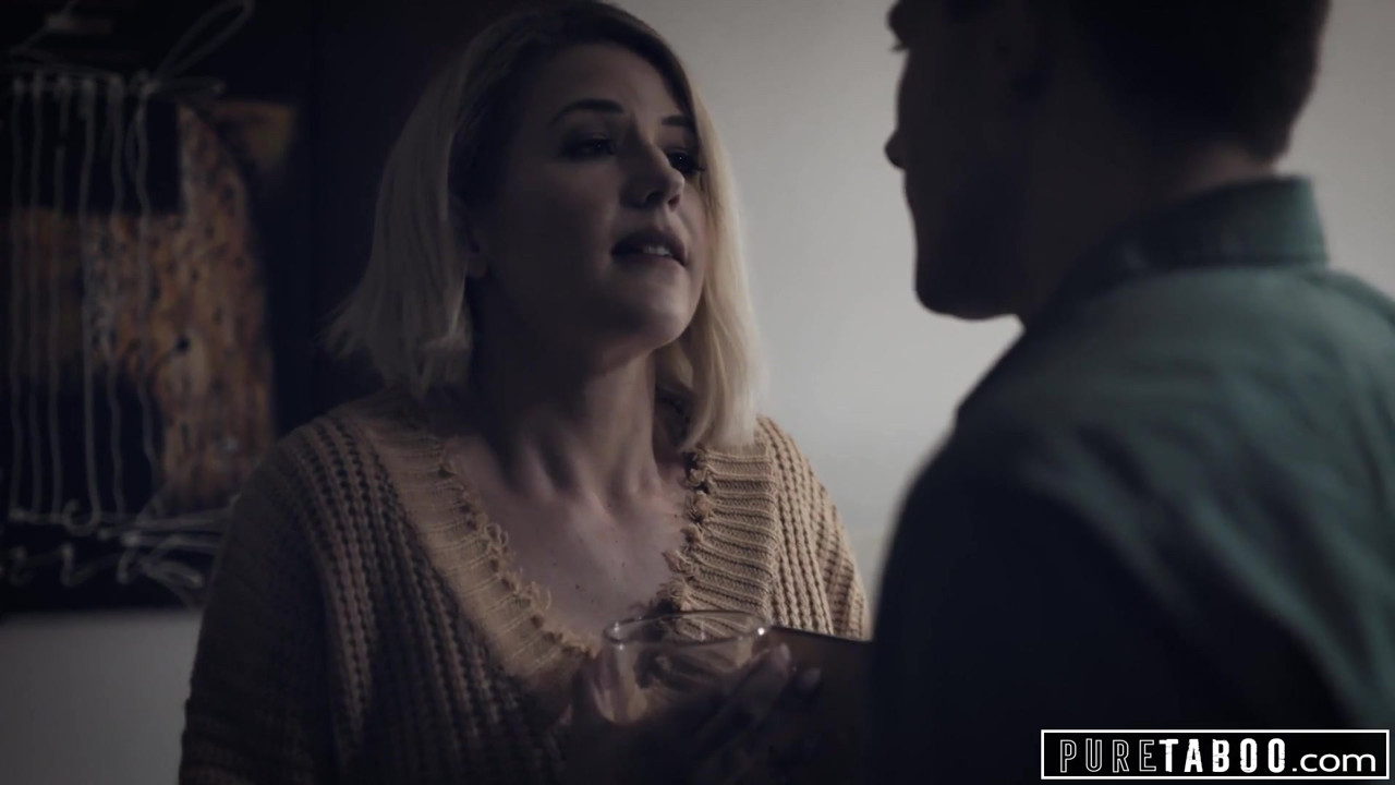 純粋なタブーの継母が義理息子を喜ばせる彼自身を助けた