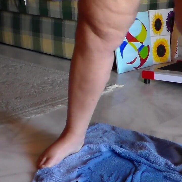 Jen oturma odasında havluya işiyor