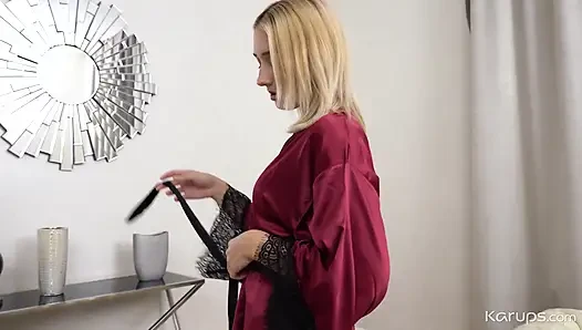 Sofie широко раздвигает