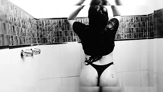 Aku nakal di kamar mandi