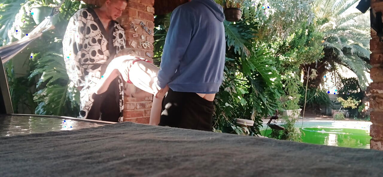 S’amuser Dans Le Jardin, Une Blonde Se Fait Sucer Une Bite