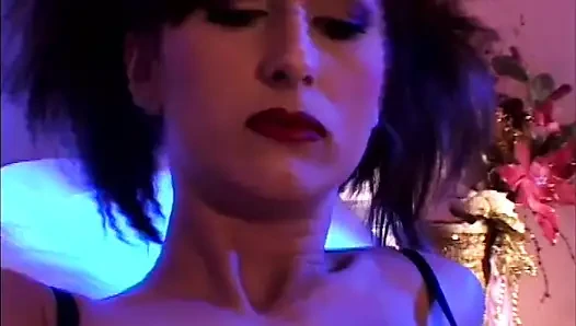 İç çamaşırlı ateşli orta yaşlı seksi kadın büyük yarakla sikiliyor ve file çoraplara boşalıyor