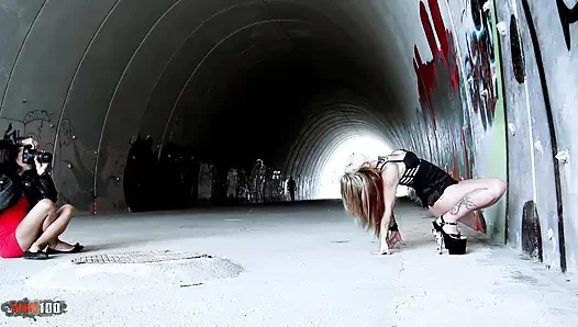 Aris dark - atemberaubendes blondes schätzchen, das in doppelpenetration gefickt wird