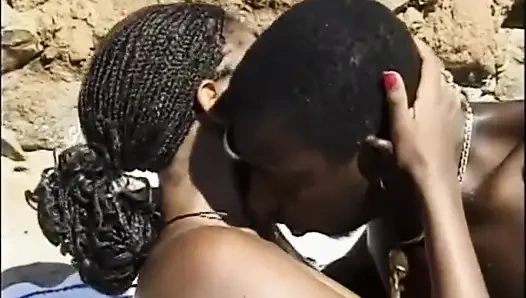 Seksi büyük memeli siyah amcık plajda büyük siyah yarağı emiyor