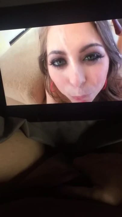 Rubbing  my pussy to porn