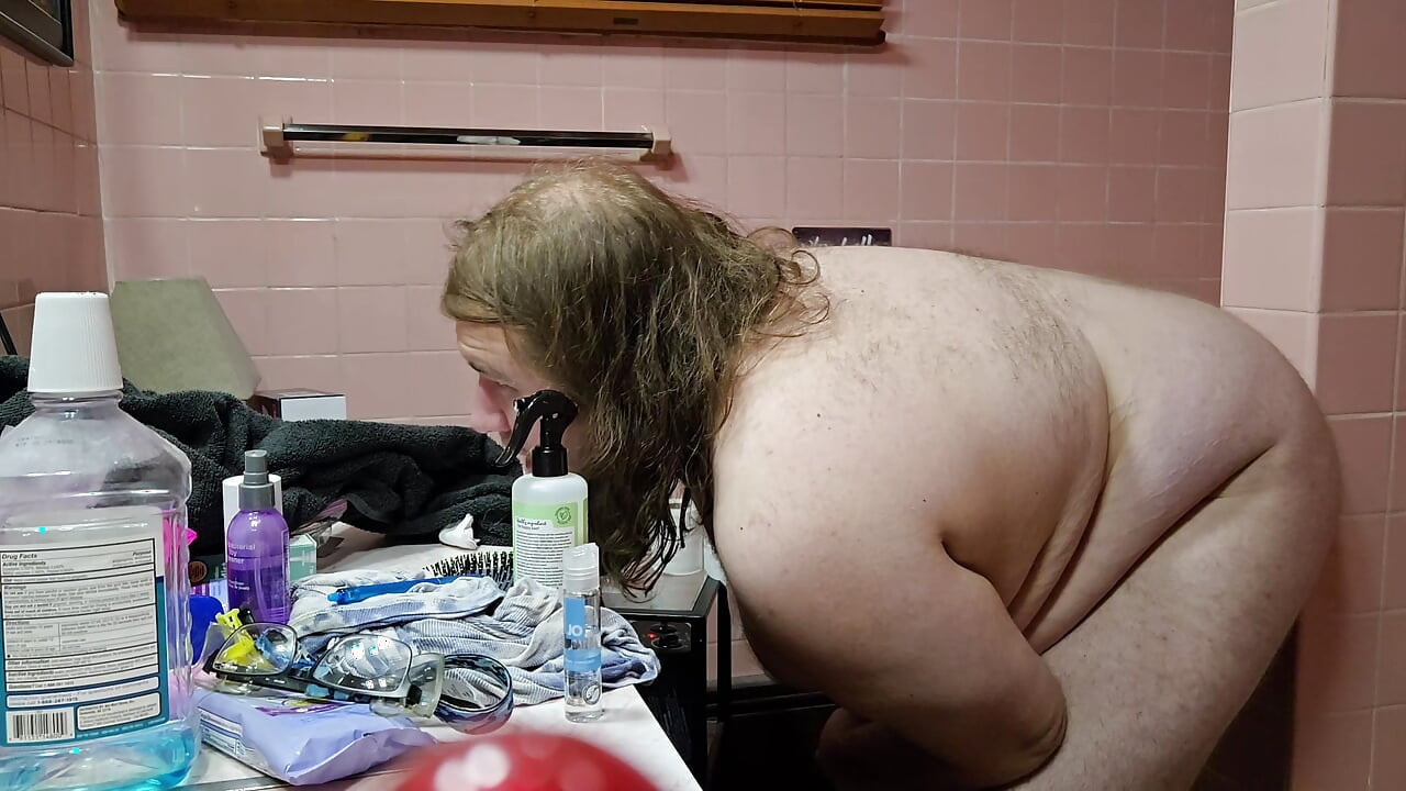Chubby amateur throws it back on dildo