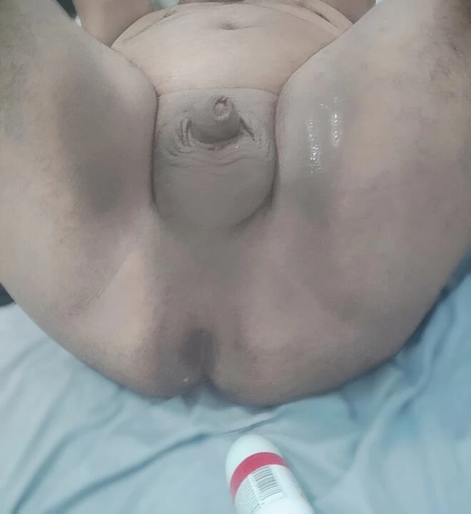 うわー、尻尾を飲み込んでミルクを見😲ていた