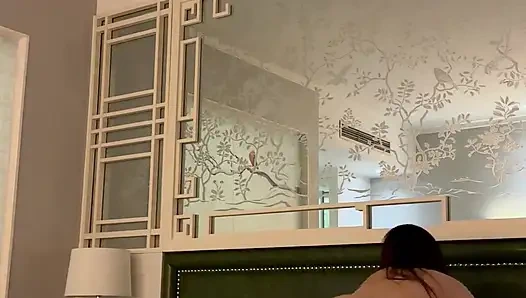 Lulu wild - lulu si cewek sange dengan tubuh aduhai lagi asik ngentot memeknya di depan jendela hotel!