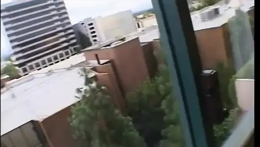 Weißes mädchen von einem großen schwarzen schwanz in einem hotelzimmer geknallt