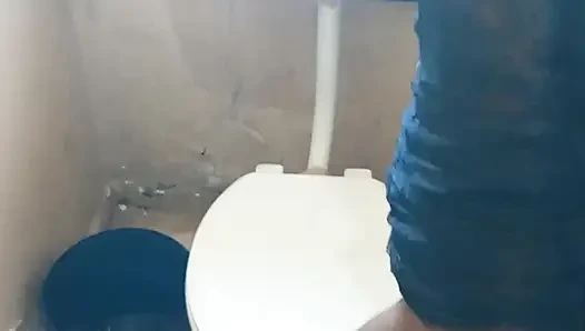 En ateşli sakso ve tuvalette domaltarak sikiş