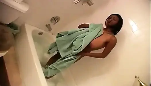 Team Busty: Lola: di kamar mandi