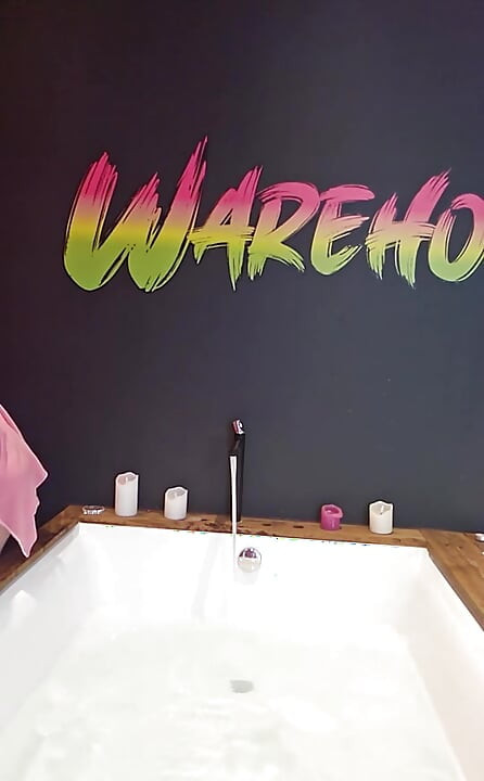 Cum únete a mí en el baño en Warehouse-X! Tengo juguetes! Traeré mi culo si te traes