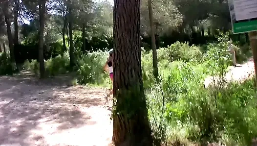 Dışarıda büyük yarak emiyor