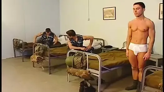 Six soldats musclés et excités baisent dans la caserne