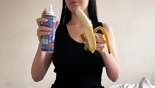 Uzun sulu bir saksodan önce muz tatlısı