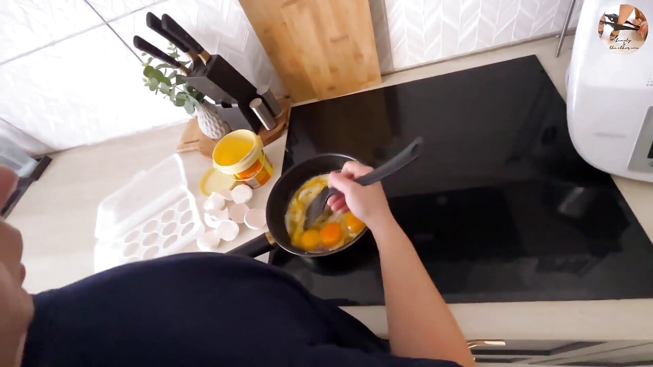 Schneller analsex in der küche während des frühstücks