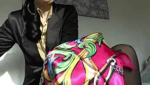 Satin fetish: lagi asik masturbasi memeknya yang hot, lady victoria valente