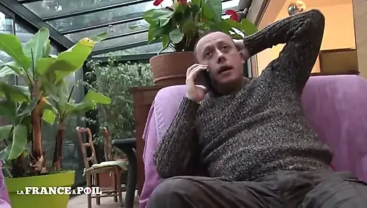 Güzel genç bir kadının sokağında götünü siktiriyor