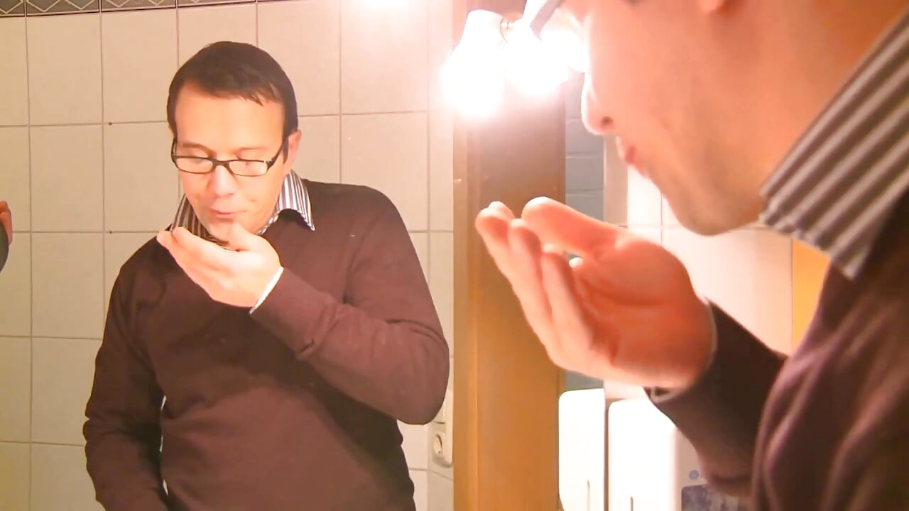 대물 자지와 섹스하는 남자 앞에서 자위하는 거유의 핫한 금발