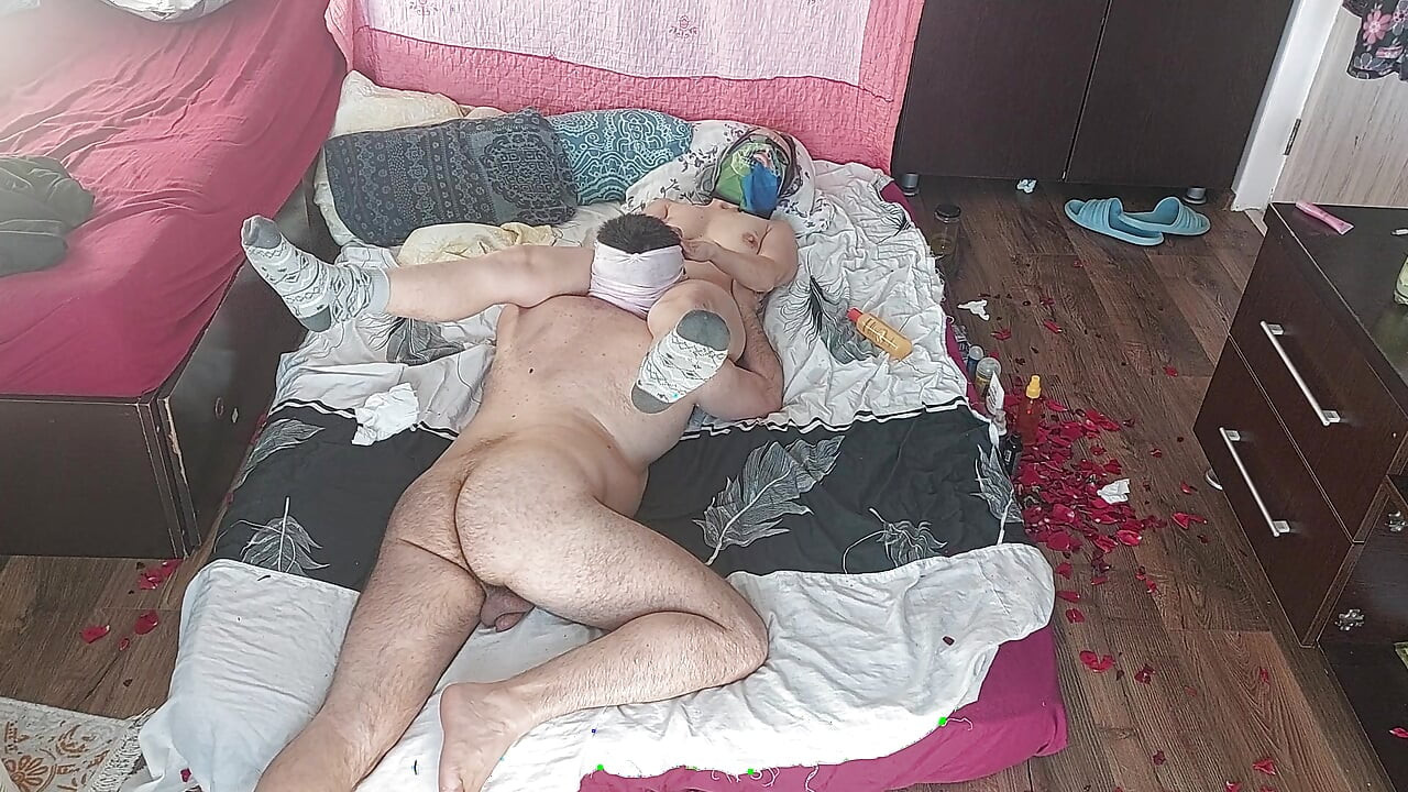My amateur wife gives me a handjob until I cum. Lick the wife's juicy pussy until orgasm. Hot sex amateur couple.