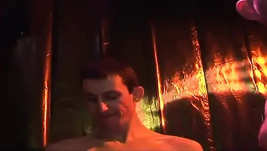 Si cewek sange rambut cokelat dientot habis-habisan sama kontol besar sampai lubangnya menganga lebar saat lagi seks threesome