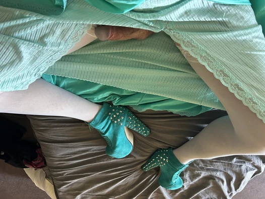 Изумрудено зелено бельо и подходящи токчета