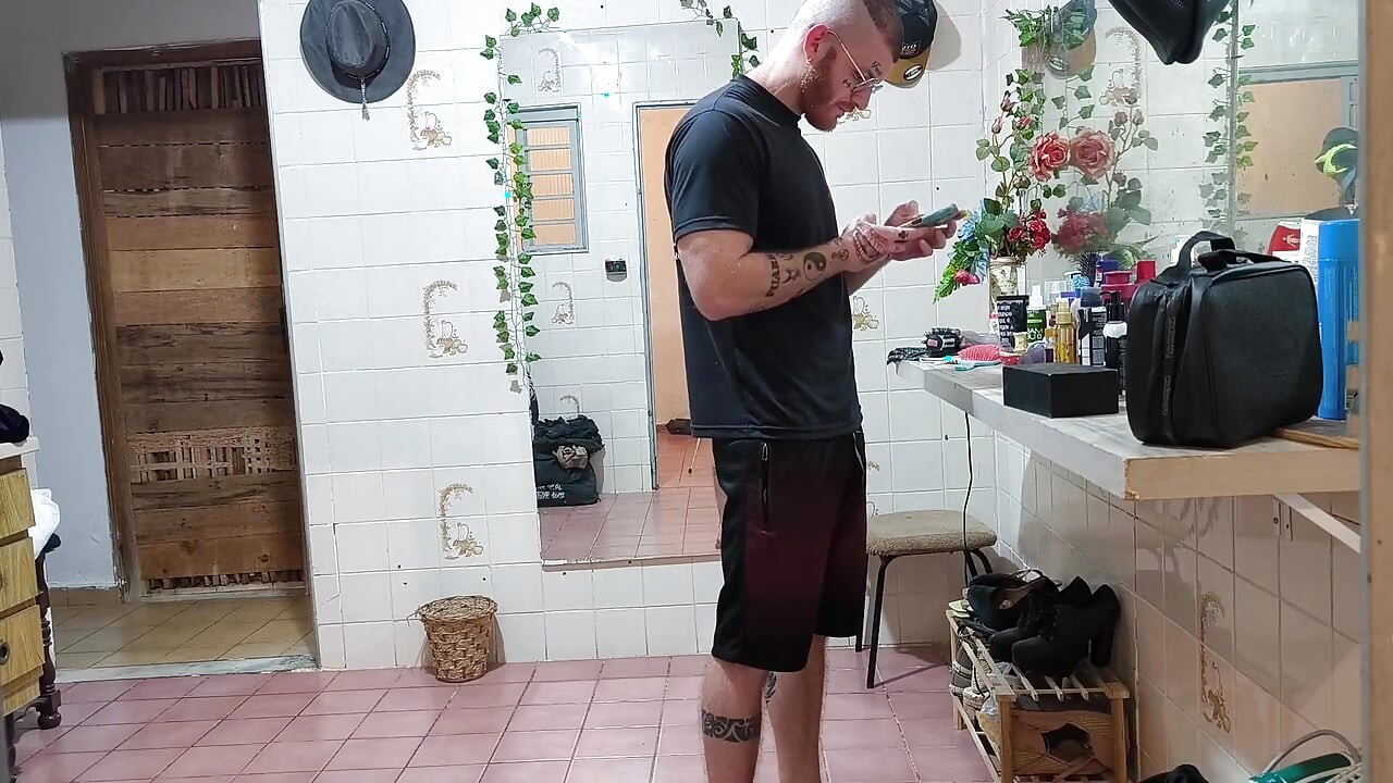 Afeitarse y afeitarse el pecho