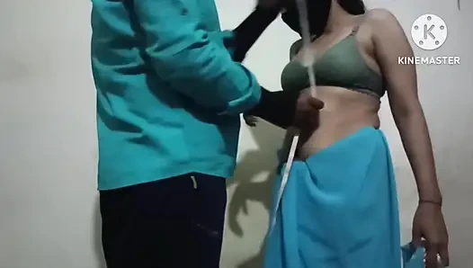 Elektrikçi, vantilatör tamir ederken Meena ile seks yaptı.