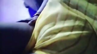 Telugu vreemdgaande vrouw met grote borsten neukt met een dildo voor stiefbroer die neukmachine in poesje stopt