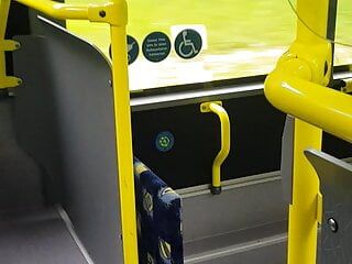 Bidave se branle dans un bus public
