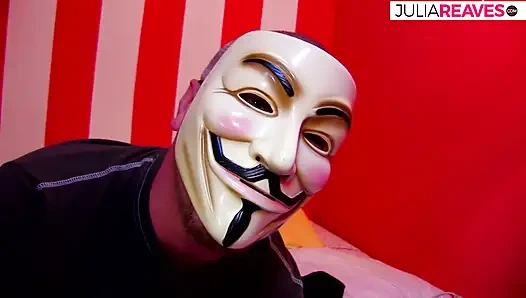 Heiße schlampe wird hart mit einem kondom in den arsch gefickt