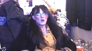 CROSDRESSER JERKS OFF HUGE COCK