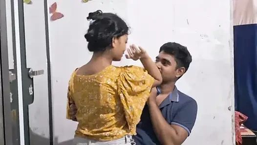 Cowok pengantar barang sama istri cantik india fu.cking hot