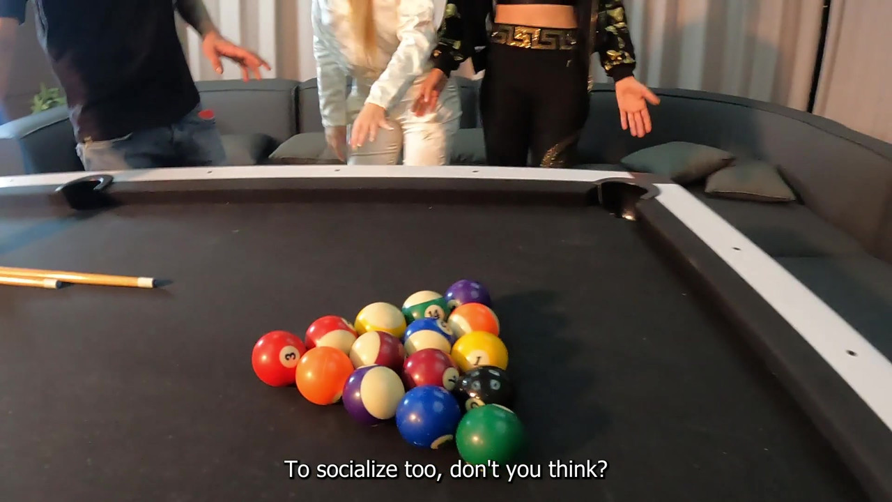 和两个令人难以置信的拉丁女郎在台球桌上玩3P